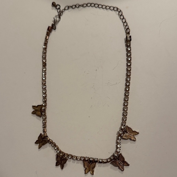 Elegant Butterfly Necklace in Gold tone, perfect rhinestone chain - Picture 3 of 6